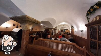 Siediti a un tavolo di Goldenes Kreuz Hotel