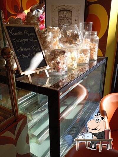 Installez-vous à l'une des tables de Maison Jarry patisserie
