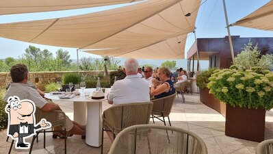 Installez-vous à l'une des tables de Château La Martinette
