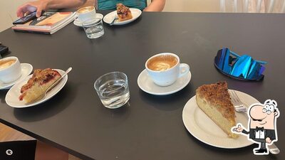 Installez-vous à l'une des tables de Korea kaffebar