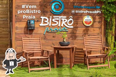 Sente em uma das mesas no Bistrô Praia