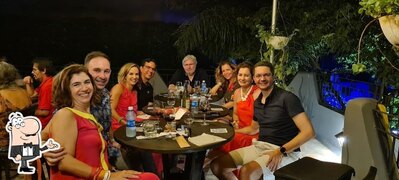 Sente em uma das mesas no Restaurante Lóca Pipa