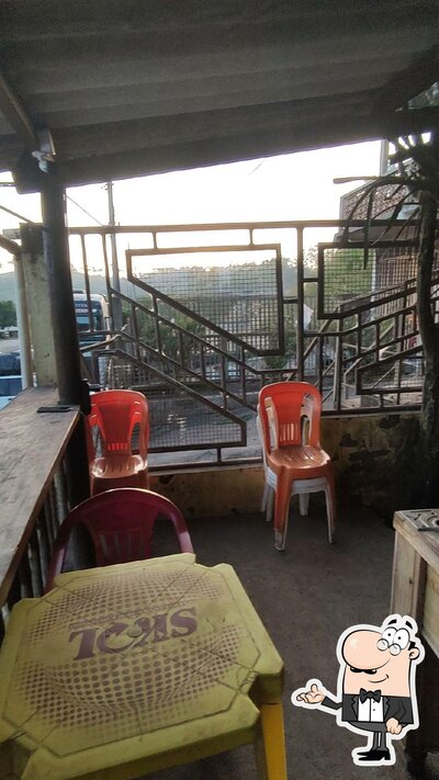 Sente em uma das mesas no Sobe Rampa Bar E Restaurante