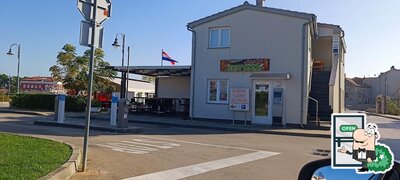 Curiosa tra l'area esterna di Fast food Mate