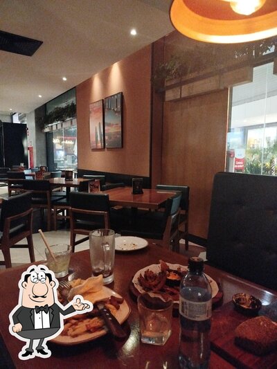 Sente em uma das mesas no OUTBACK OUTLET BRASILIA