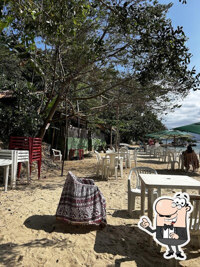 Sente em uma das mesas no Bar do Nelson - Ilha do Cedro