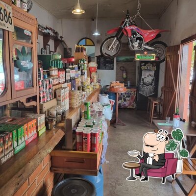 Sente em uma das mesas no Venda da Queixada Bariri