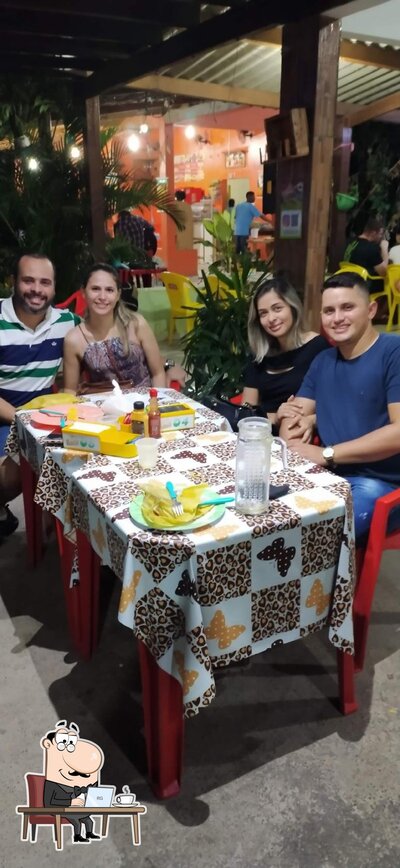 Sente em uma das mesas no Pamonharia Do Divino