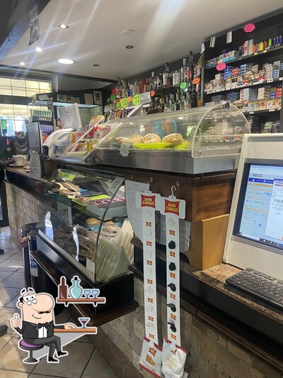 Dai un'occhiata agli interni di Spadino's Bar