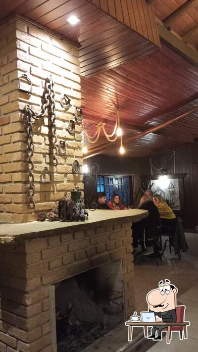 Sente em uma das mesas no Ibitilua Restaurante