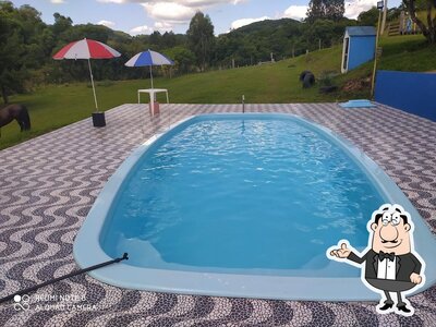 Sente em uma das mesas no Fazenda "s bar