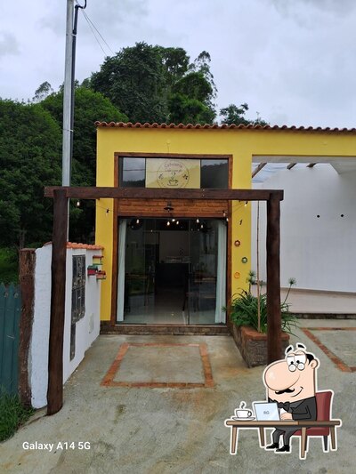 Sente em uma das mesas no Cafeteria Café com fé