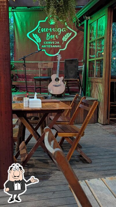 Sente em uma das mesas no Bar e Restaurante do Escorrega