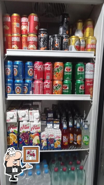 Sente em uma das mesas no Pesque pague do Waldeilton