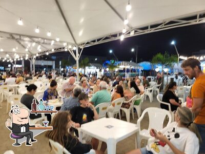 Sente em uma das mesas no Barracão