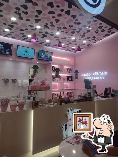Sente em uma das mesas no Milky Moo