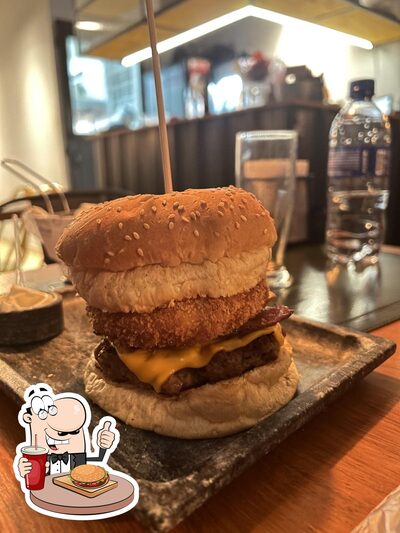 Delicie-se com um hambúrguer no Santo Burguer
