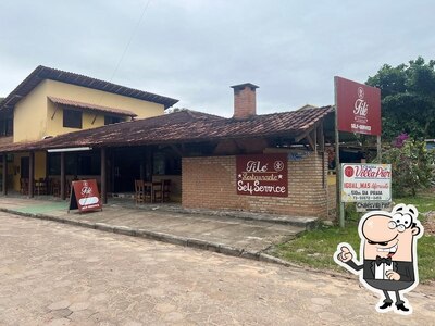 Sente em uma das mesas no Filé Restaurante