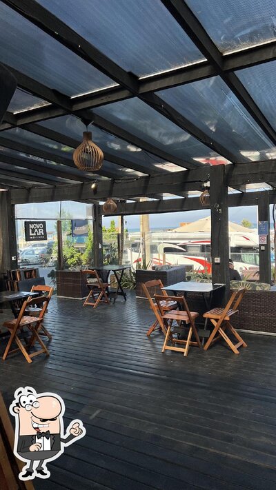 Sente em uma das mesas no Orla Lounge Bar