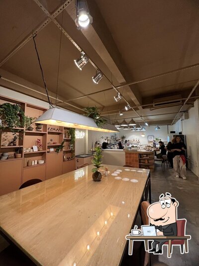 O interior do Casa Coffee Colab