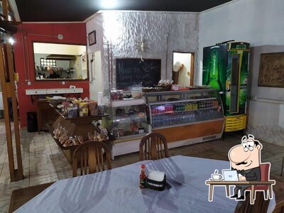 Sente em uma das mesas no Caverna do Crepe