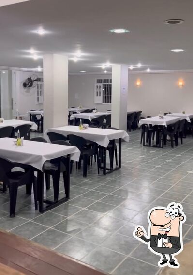 Sente em uma das mesas no Bella Pizza Coqueiral