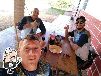 Sente em uma das mesas no Restaurante Bença Vó