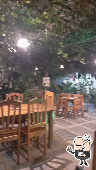 Sente em uma das mesas no Delícias E Café