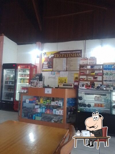 Sente em uma das mesas no Restaurante tio patinhas