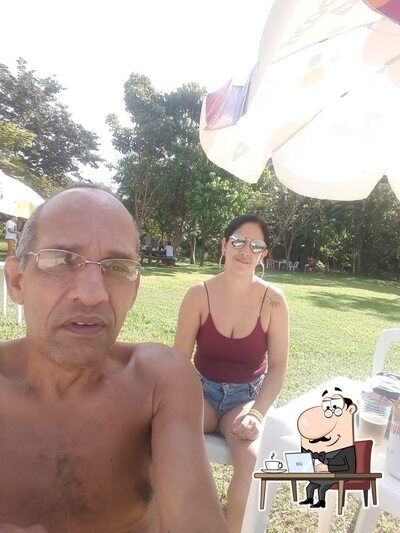 Sente em uma das mesas no Espaço MARIAMENA