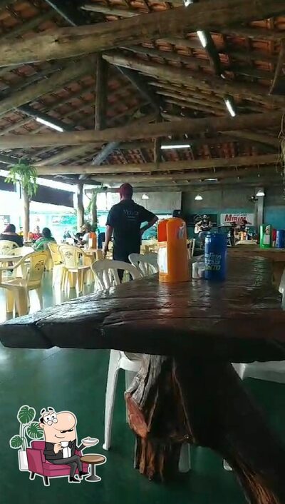Sente em uma das mesas no Pesque Pague Fundo da Grota