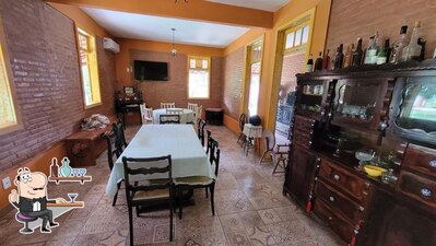 Sente em uma das mesas no Restaurante e Pousada Capim Massambará