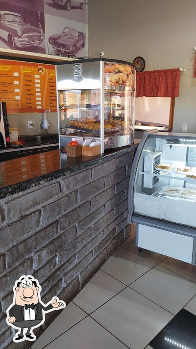 Sente em uma das mesas no Restaurante V8