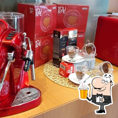 Goditi un drink al caffè bar Caffé Italiano