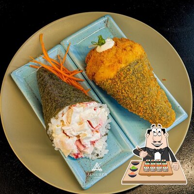 Rolos de sushi são servidos no Alhures Sushi