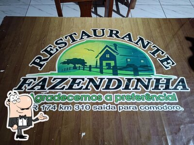 Sente em uma das mesas no Fazendinha Capitólio