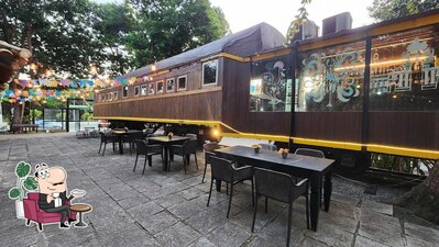 Sente em uma das mesas no Restaurante Varandas Guarajuba