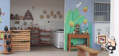 Sente em uma das mesas no Catadoras De Mangaba