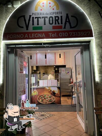 Dai un'occhiata agli interni di Pizzeria Vittoria