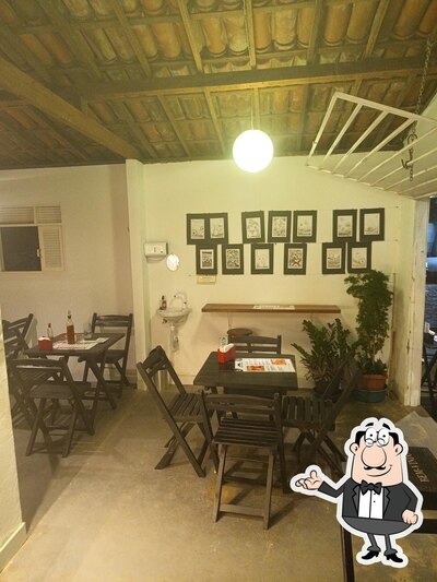 Sente em uma das mesas no Calzone do Bigode