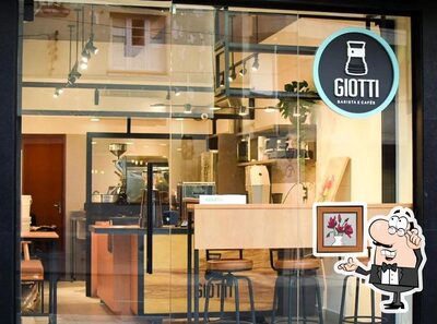 Sente em uma das mesas no Giotti Cafés Microtorrefação