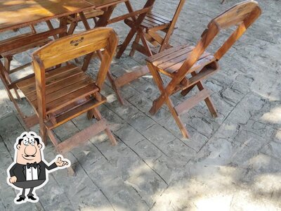 Sente em uma das mesas no Restaurante Toca do Pitú