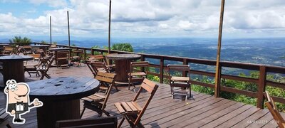 Sente em uma das mesas no Mirante Restaurante e Turismo Rural