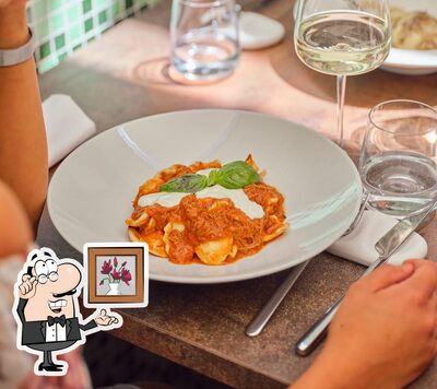 Dai un'occhiata agli interni di Radicale Restaurant