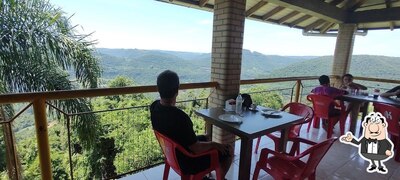 Sente em uma das mesas no Restaurante Lancheria Belvedere Parada 99