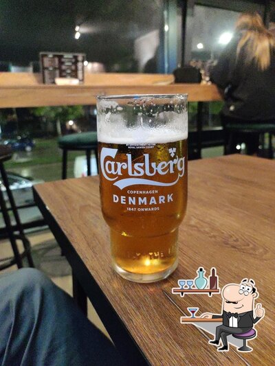 Installez-vous à l'une des tables de Beer Point Niš