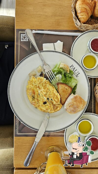 Installez-vous à l'une des tables de Paul Harhoura