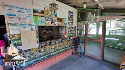 Sente em uma das mesas no Budegas bar