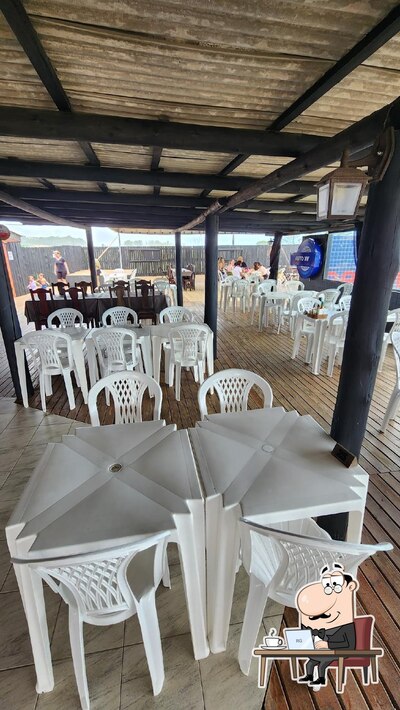 O interior do Orizon Restaurante e Pub