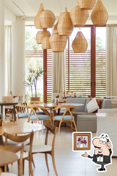 Sente em uma das mesas no Amary Gastrobar